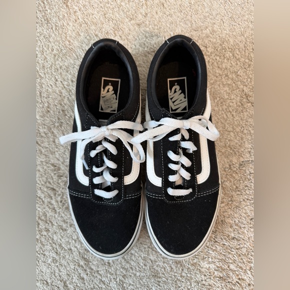 Vans Shoes - Vans Old Skool Sneakers EUC size 8.5